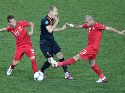 Hàng thủ BĐN với Pepe (phải) chỉ huy nếu chơi cảnh giác sẽ giúp họ vượt qua TBN - Ảnh: AFP Hàng thủ BĐN với Pepe (phải) chỉ huy nếu chơi cảnh giác sẽ giúp họ vượt qua TBN - Ảnh: AFP