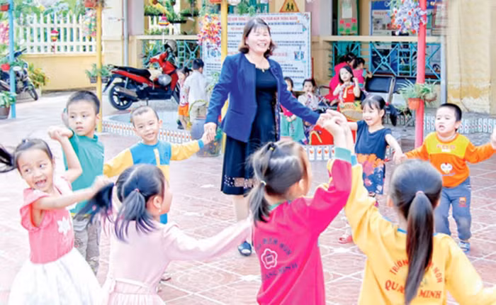 Cô giáo Nguyễn Thị Hiền vẫn nhiệt huyết với nghề, dành hết tình yêu cho con trẻ (Ảnh: Lã Tiến)