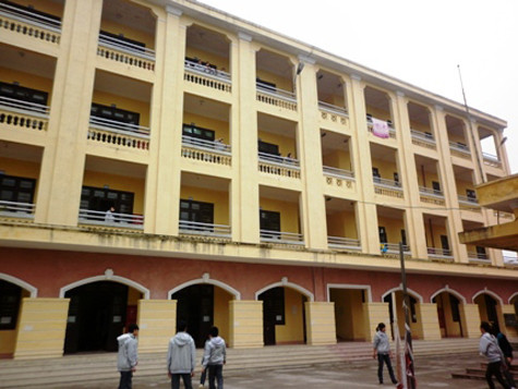 Khu kí túc xá trường THPT Chuyên Lê Hồng Phong dần trở lại bình thường sau sự việc đáng tiếc (Ảnh: Khởi Nguyên)