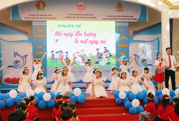 Tiết mục văn nghệ do học sinh Trường tiểu học Nguyễn Tri Phương biểu diễn (Ảnh: LT) Tiết mục văn nghệ do học sinh Trường tiểu học Nguyễn Tri Phương biểu diễn (Ảnh: LT)