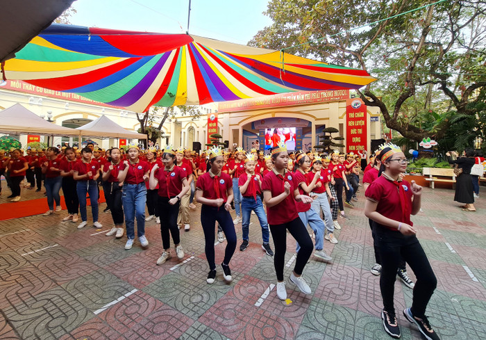 Tiết mục nhảy dân vũ "Trường học thân thiện" của học sinh nhà trường (Ảnh: Lã Tiến) Tiết mục nhảy dân vũ "Trường học thân thiện" của học sinh nhà trường (Ảnh: Lã Tiến)