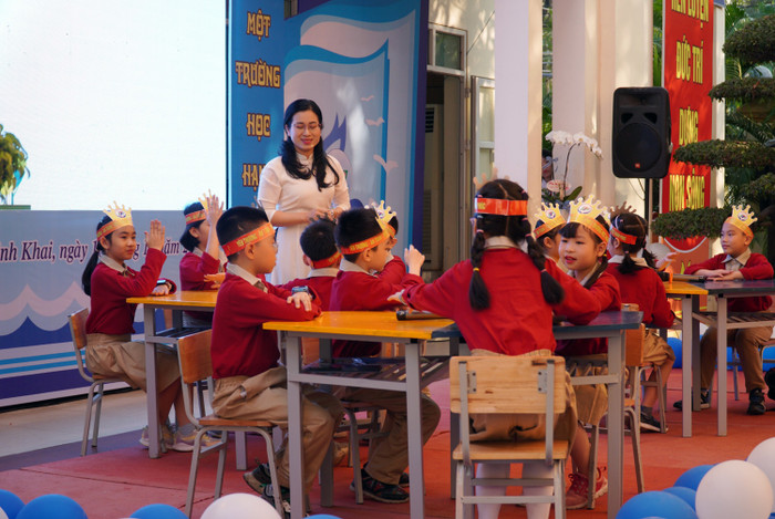 Hoạt động trải nghiệm "giờ học hạnh phúc" của cô và trò Trường tiểu học Nguyễn Tri Phương (Ảnh: LT) Hoạt động trải nghiệm "giờ học hạnh phúc" của cô và trò Trường tiểu học Nguyễn Tri Phương (Ảnh: LT)