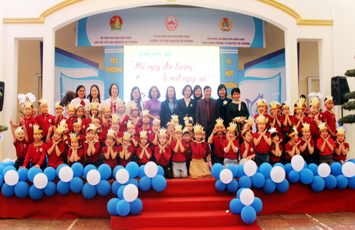 Các đại biểu chụp ảnh lưu niệm với cô và trò Trường tiểu học Nguyễn Tri Phương (Ảnh: LT) Các đại biểu chụp ảnh lưu niệm với cô và trò Trường tiểu học Nguyễn Tri Phương (Ảnh: LT)