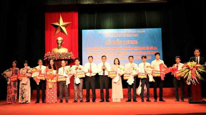 Lãnh đạo Uỷ ban nhân dân thành phố, Sở Giáo dục và Đào tạo biểu dương, khen thưởng các thầy cô giáo có học đoạt giải thi chọn học sinh giỏi quốc gia. (Ảnh: CTV) Lãnh đạo Uỷ ban nhân dân thành phố, Sở Giáo dục và Đào tạo biểu dương, khen thưởng các thầy cô giáo có học đoạt giải thi chọn học sinh giỏi quốc gia. (Ảnh: CTV)