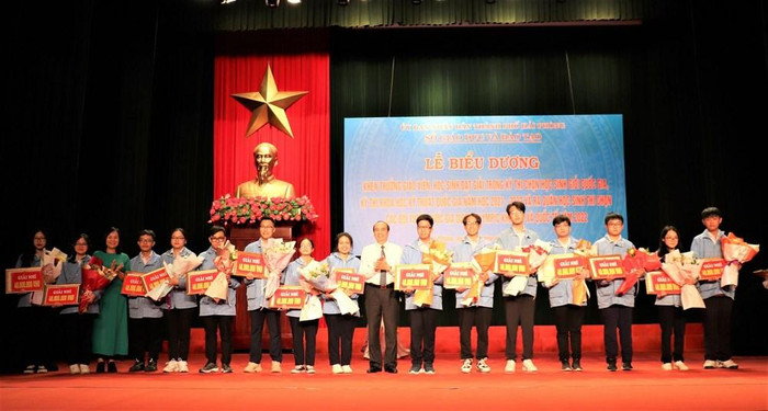 Lãnh đạo Sở Giáo dục và Đào tạo trao thưởng cho các em học sinh đạt giải Nhì (Ảnh: CTV)