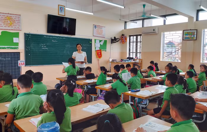 Hiệu trưởng, giáo viên chủ nhiệm lớp 1A8 Trường tiểu học Hùng Vương bị Ủy ban nhân dân quận Hồng Bàng phê bình vì vi phạm thực hiện các khoản thu đầu năm học (Ảnh: Lã Tiến)