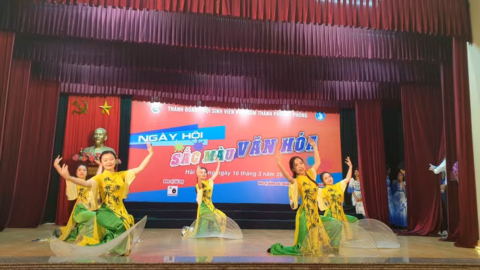 Các đội thi trình diễn trang phục truyền thống (Ảnh: Lã Tiến)