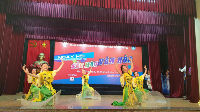 Các đội thi trình diễn trang phục truyền thống (Ảnh: Lã Tiến) Các đội thi trình diễn trang phục truyền thống (Ảnh: Lã Tiến)