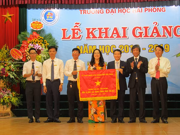 Ông Lê Khắc Nam, Phó Chủ tịch Ủy ban nhân dân thành phố Hải Phòng trao cờ thi đua xuất sắc của thành phố tặng Trường Đại học Hải Phòng. (Ảnh: CTV)