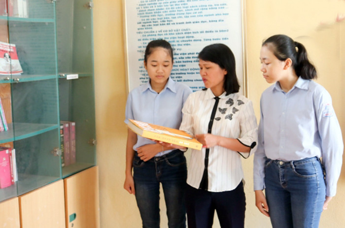 Cô hiệu trưởng Mai Thị Bích Nguyện giới thiệu những cuốn sách viết về Bác Hồ cho học sinh. (Ảnh: CTV) Cô hiệu trưởng Mai Thị Bích Nguyện giới thiệu những cuốn sách viết về Bác Hồ cho học sinh. (Ảnh: CTV)