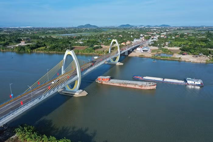 Cầu Quang Thanh là công trình tiêu biểu, có ý nghĩa cao đẹp thể hiện tình đoàn kết hữu nghị hợp tác giữa Đảng bộ, chính quyền và nhân dân thành phố Hải Phòng với tỉnh Hải Dương. (Ảnh: Nguyễn Hồng Phong)