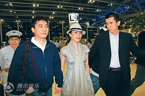 Vợ chồng Lương Triều Vỹ - Lưu Gia Linh và người quản lý (ngoài cùng bên phải). Vợ chồng Lương Triều Vỹ - Lưu Gia Linh và người quản lý (ngoài cùng bên phải).