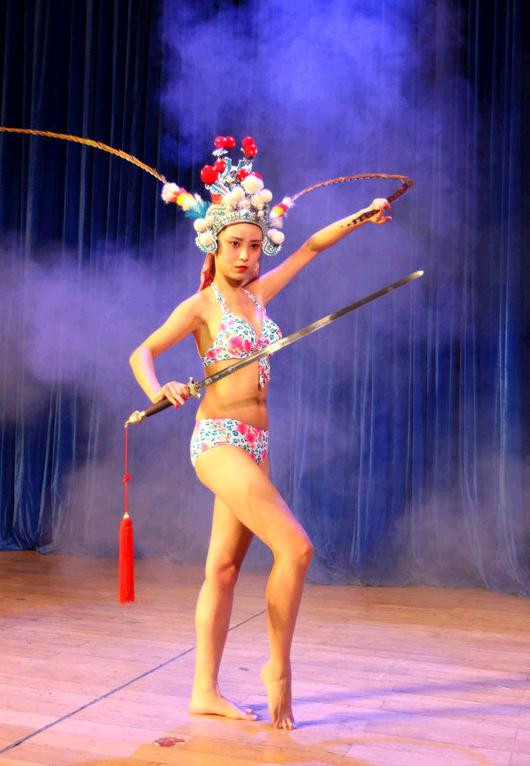 Trang phục bikini mà những nữ sinh này lựa chọn cũng có họa tiết gần gũi với hoa văn trang phục trong nghệ thuật kinh kịch. Trang phục bikini mà những nữ sinh này lựa chọn cũng có họa tiết gần gũi với hoa văn trang phục trong nghệ thuật kinh kịch.