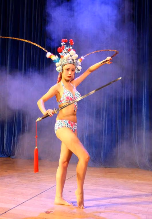 Trang phục bikini mà những nữ sinh này lựa chọn cũng có họa tiết gần gũi với hoa văn trang phục trong nghệ thuật kinh kịch. Trang phục bikini mà những nữ sinh này lựa chọn cũng có họa tiết gần gũi với hoa văn trang phục trong nghệ thuật kinh kịch.