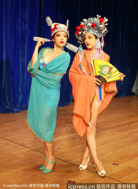 Vẫn là mũ cánh chuồn của một tân lang hay mũ cánh phượng của tân nương trong ngày cưới theo phong cách trang điểm và phục sức lối kinh kịch, nhưng đi kèm lại là những đôi giầy cao gót thời hiện đại và chiếc khăn tắm quấn choàng quanh người. Vẫn là mũ cánh chuồn của một tân lang hay mũ cánh phượng của tân nương trong ngày cưới theo phong cách trang điểm và phục sức lối kinh kịch, nhưng đi kèm lại là những đôi giầy cao gót thời hiện đại và chiếc khăn tắm quấn choàng quanh người.