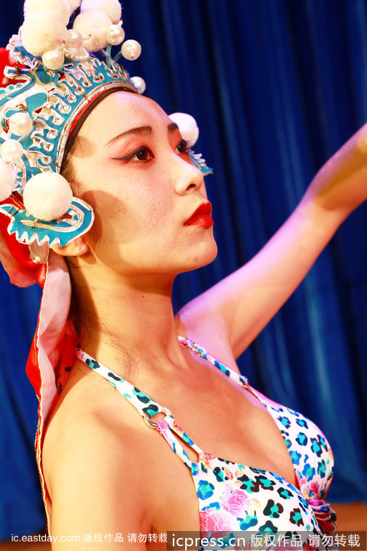 Lối trang điểm đậm của phong cách hóa trang trong kinh kịch. Lối trang điểm đậm của phong cách hóa trang trong kinh kịch.