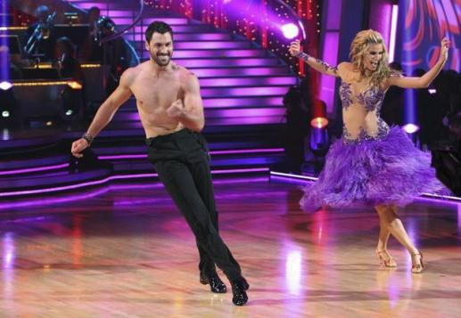 Cặp đôi Maksim Chmekovskiy và BTV dự báo thời tiết kênh ESPN Erin Andrews tại DWTS 2010. Nam vũ công Maksim đã cởi bỏ áo và khoe thân hình rắn chắc khiến nhiều khán giả và ban giám khảo không ngớt lời khen ngợi, tất nhiên là dành cho bài biểu diễn của hai người nhiều hơn. Ảnh: ABC. Cặp đôi Maksim Chmekovskiy và BTV dự báo thời tiết kênh ESPN Erin Andrews tại DWTS 2010. Nam vũ công Maksim đã cởi bỏ áo và khoe thân hình rắn chắc khiến nhiều khán giả và ban giám khảo không ngớt lời khen ngợi, tất nhiên là dành cho bài biểu diễn của hai người nhiều hơn. Ảnh: ABC.