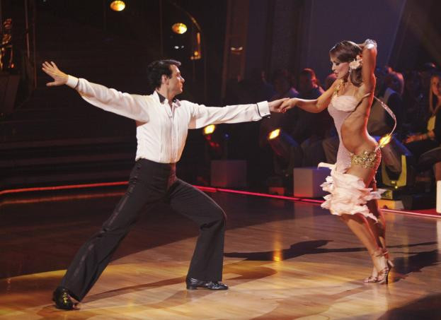 Trang phục nóng bỏng của nữ vũ công Karina-Smirnoff trong buổi trình diễn với bạn nhảy nam diễn viên JR Martinez. Karina Smirnoff có thâm niên tham gia DWTS từ mùa giải thứ 3 (2006) đến bây giờ (trừ mùa giải thứ 10 vắng mặt), cô còn scandal vì chụp khỏa thân trên tạp chí đàn ông Playboy và PETA với câu nói để đời “tôi thà nhảy khỏa thân còn hơn là mặc áo lông thú”. Smirnoff và Martinez là cặp đôi đoạt quả cầu pha lê tại mùa giải 13 (2011). Ảnh: ABC. Trang phục nóng bỏng của nữ vũ công Karina-Smirnoff trong buổi trình diễn với bạn nhảy nam diễn viên JR Martinez. Karina Smirnoff có thâm niên tham gia DWTS từ mùa giải thứ 3 (2006) đến bây giờ (trừ mùa giải thứ 10 vắng mặt), cô còn scandal vì chụp khỏa thân trên tạp chí đàn ông Playboy và PETA với câu nói để đời “tôi thà nhảy khỏa thân còn hơn là mặc áo lông thú”. Smirnoff và Martinez là cặp đôi đoạt quả cầu pha lê tại mùa giải 13 (2011). Ảnh: ABC.