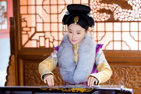 Chưa kể, bộ trang phục sặc sỡ khiến nàng Thánh cô 2012 này bị ví với… vẹt Nam Mỹ. Vốn đã chẳng ưa gì Viên San San bởi cô nàng không có chút khí chất Thánh cô nào, một bộ phận khán giả lại được dịp kêu ca, phàn nàn về vai diễn của cô nàng.