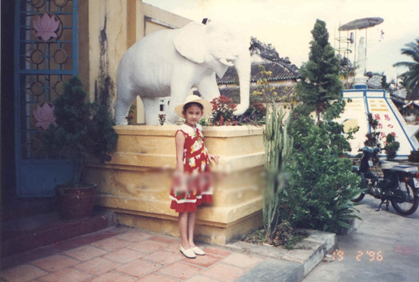 Đạt được thành tích cao trong học tập, năm lớp 3 Hoàng Yến được mẹ đưa đi chơi xa. Đạt được thành tích cao trong học tập, năm lớp 3 Hoàng Yến được mẹ đưa đi chơi xa.