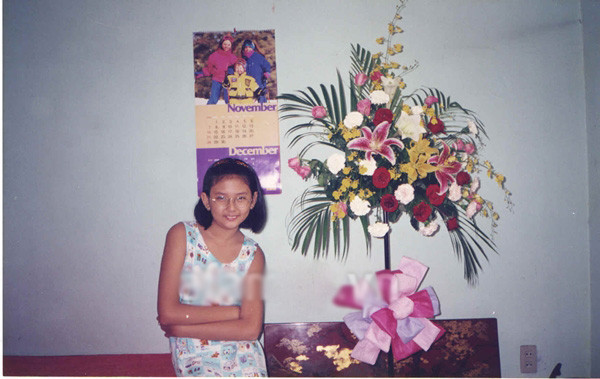 Hoàng Yến 11 tuổi với cặp kính cận của cô bé chăm học. Hoàng Yến 11 tuổi với cặp kính cận của cô bé chăm học.