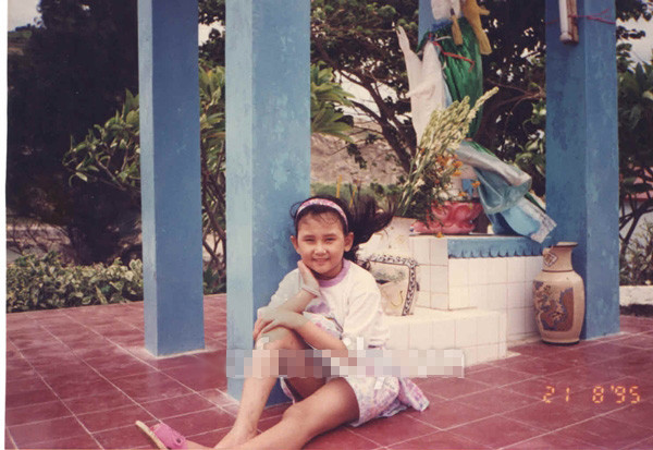 Hình ảnh Hoàng Yến đi chùa cùng gia đình năm 7 tuổi. Hình ảnh Hoàng Yến đi chùa cùng gia đình năm 7 tuổi.