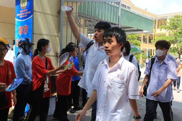 Các thí sinh hoàn thành bài thi Toán tại Hội đồng thi Trường Trung học phổ thông Lê Hồng Phong (Ảnh: Lã Tiến) Các thí sinh hoàn thành bài thi Toán tại Hội đồng thi Trường Trung học phổ thông Lê Hồng Phong (Ảnh: Lã Tiến)