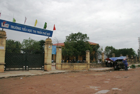 Trong giờ ra chơi, cổng trường tiểu học Phố Mới không được đóng khiến nhiều học sinh ra các quán xá phía ngoài tụ tập (Ảnh: Phạm Thịnh) Trong giờ ra chơi, cổng trường tiểu học Phố Mới không được đóng khiến nhiều học sinh ra các quán xá phía ngoài tụ tập (Ảnh: Phạm Thịnh)