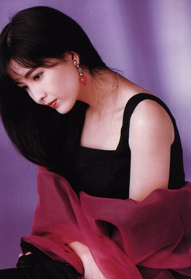 Trong suốt những năm tháng hoạt động nghệ thuật, người ta chưa bao giờ thấy Huệ Mẫn... xuống tóc. Cô trung thành với mái tóc đen buông dài. Xem thêm: Mỹ nữ Trời ban: Lâm Thanh Hà - như mây, như khói, lại như sương.