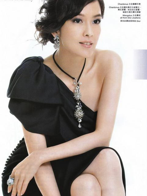 Không chỉ nổi danh tại HongKong, nhan sắc "chim sa, cá lặn" của Châu Huệ Mẫn còn được hàng triệu fan Châu Á ngưỡng mộ. Diện đầm lệch vai, mỹ nữ tài sắc khoe bờ vai thon quyến rũ. Xem thêm: Mỹ nữ Trời ban: Lâm Thanh Hà - như mây, như khói, lại như sương.