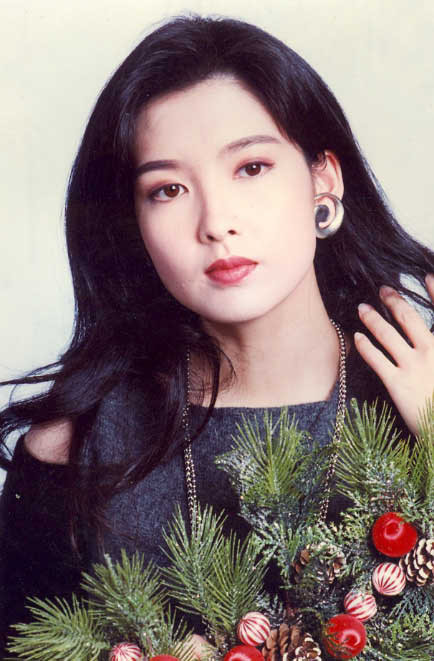 Không đam mê danh tiếng, coi vinh hoa là phù du, năm 1995, Châu Huệ Mẫn rút lui khỏi làng giải trí và di cư sang Vancouver. Quyết định của cô để lại nhiều ngẩn ngơ, tiếc nuối cho những ai đã và đang yêu mến nhan sắc cũng như tài năng Châu Huệ Mẫn. Xem thêm: Mỹ nữ Trời ban: Lâm Thanh Hà - như mây, như khói, lại như sương.