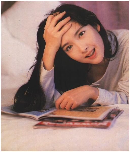 Nếu như thời nay, Từ Nhược Tuyên là mỹ nhân không tuổi của điện ảnh Hoa ngữ, thì trước đây, danh hiệu ấy thuộc về Châu Huệ Mẫn. Gương mặt thanh tú với những nét rất thơ, rất đáng yêu đẹp hút hồn ngay cả khi không son phấn. Xem thêm: Mỹ nữ Trời ban: Lâm Thanh Hà - như mây, như khói, lại như sương.