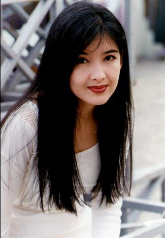 Khó tìm ra nét đẹp nổi bật trên gương mặt Châu Huệ Mẫn, bởi lẽ mọi đường nét kết hợp với nhau hài hòa đến lạ. Xem thêm: Mỹ nữ Trời ban: Lâm Thanh Hà - như mây, như khói, lại như sương.