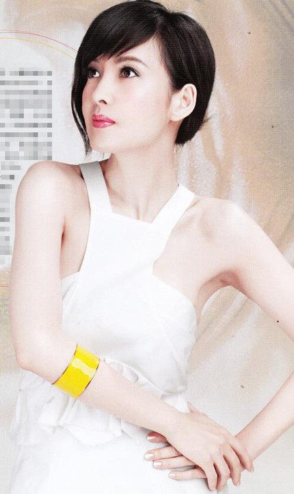 Đây là bức hình được đặt làm hình nền của hàng triệu chiếc máy tính cá nhân. Gương mặt nhìn nghiêng thanh thoát, tuyệt đẹp. Quyến rũ đấy, nhưng vẫn ẩn chứa nét trong sáng, thuần khiết. Xem thêm: Mỹ nữ Trời ban: Lâm Thanh Hà - như mây, như khói, lại như sương.