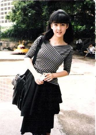 Hiếm ai có thể ngờ rằng cô gái trong sáng, thơ ngây, mong manh như giọt sương mai này... Xem thêm: Mỹ nữ Trời ban: Lâm Thanh Hà - như mây, như khói, lại như sương.