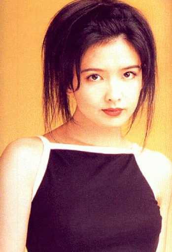 Châu Huệ Mất ít khi cười tươi, cái cười của cô thường rất nhẹ, chúm chím như cánh hoa đào trực hé nở. Xem thêm: Mỹ nữ Trời ban: Lâm Thanh Hà - như mây, như khói, lại như sương.