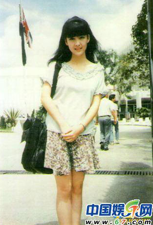 Không tham gia bất kỳ cuộc thi nhan sắc nào, nhưng Châu Huệ Mẫn vẫn được người hâm mộ tôn sùng là "Hoa hậu không vương miện". Xem thêm: Mỹ nữ Trời ban: Lâm Thanh Hà - như mây, như khói, lại như sương.