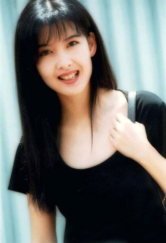 Sinh năm 1967, Châu Huệ Mẫn là một trong những Ngọc nữ được hâm mộ nhất làng giải trí Hongkong thập niên 80, đầu 90. Cô ấy có vóc dáng mình hạc, xương mai, gương mặt khả ái, và suối tóc đen mượt mà óng ả. Xem thêm: Mỹ nữ Trời ban: Lâm Thanh Hà - như mây, như khói, lại như sương.