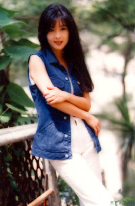 Thập niên 80, hình ảnh Châu Huệ Mẫn tràn ngập khắp các đường phố: trên bảng hiệu quảng cáo, trên poster, hình ảnh đại diện của nhiều nhãn hiệu thời trang. Xem thêm: Mỹ nữ Trời ban: Lâm Thanh Hà - như mây, như khói, lại như sương.