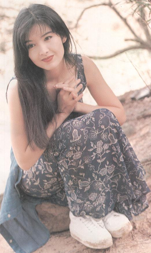 Trước nay, vẻ đẹp của Hằng Nga vẫn được dân gian lưu truyền, mô tả là: kiều diễm, trong sáng, thuần khiết. Nếu đem so với nhan sắc của Châu Huệ Mẫn, liệu Hằng Nga có hổ thẹn? Xem thêm: Mỹ nữ Trời ban: Lâm Thanh Hà - như mây, như khói, lại như sương.