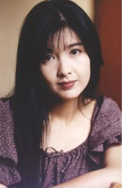 Đôi mắt xinh trong veo, chiếc mũi nhỏ nhắn, làn môi mềm đầy đặn. Tất cả làm nên hình ảnh ngọc nữ in đậm trong tâm trí người hâm mộ. Xem thêm: Mỹ nữ Trời ban: Lâm Thanh Hà - như mây, như khói, lại như sương.