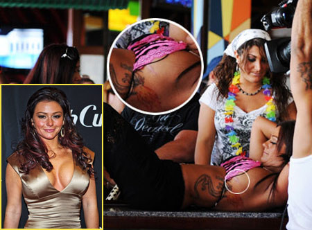 Còn với ngôi sao truyền hình thực tế J-Woww, cô chả ngại ngần khi khoe ra vết sẹo ở ngay phần ngực, bằng chứng rõ ràng nhất về việc cô bơm độn. Còn với ngôi sao truyền hình thực tế J-Woww, cô chả ngại ngần khi khoe ra vết sẹo ở ngay phần ngực, bằng chứng rõ ràng nhất về việc cô bơm độn.