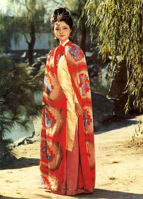 Vóc dáng mềm mại, yểu điệu nhưng vẫn ẩn chứa sự mạnh mẽ, cứng cỏi, Tiết Bảo Thoa là "người tình trong mộng" của hàng triệu khán giả Hồng Lâu Mộng thập niên 80. (Ảnh:VNN) Xem thêm: "Mỹ nữ Trời Ban" - Lâm Thanh Hà như mây, như khói, lại như sương.