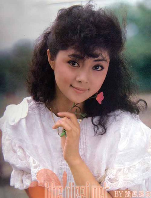 Khi bộ phim Hồng Lâu Mộng được ra mắt, khán giả Trung Quốc đã ngỡ ngàng vì hai tuyệt thế giai nhân: Lâm Đại Ngọc - Tiết Bảo Thoa. Nếu Lâm Đại Ngọc do Trần Hiểu Húc thủ vai là vẻ đẹp hoa nhường, nguyệt thẹn, không đối thủ thì Tiết Bảo Thoa do Trương Lợi đảm nhận quả đúng là "tiên nữ giáng trần". (Ảnh:HHS) Xem thêm: "Mỹ nữ Trời Ban" - Lâm Thanh Hà như mây, như khói, lại như sương.