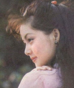 Xuất thân là diễn viên múa, Trương Lợi sở hữu gương mặt rất xinh, vừa có nét trẻ thơ, đáng yêu, vừa kiều diễm, mê hoặc đến nao lòng. (Ảnh: HSS) Xem thêm: "Mỹ nữ Trời Ban" - Lâm Thanh Hà như mây, như khói, lại như sương.