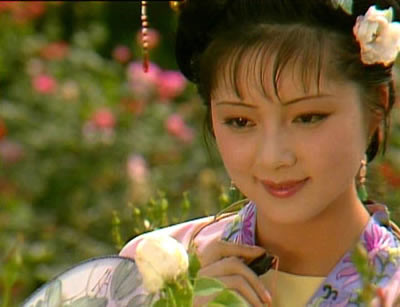 Ngay đến cái cười của cô cũng rất lạ, nó không mê hoặc như Lâm Đại Ngọc, nhưng nó khiến bất cứ ai đã thấy một lần thì ám ảnh ... cả một đời. (Ảnh: 2sao) Xem thêm: "Mỹ nữ Trời Ban" - Lâm Thanh Hà như mây, như khói, lại như sương.