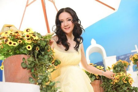 ... Và mỹ nữ U40 rực rỡ sắc xuân tươi trẻ. (Ảnh: 2sao) Xem thêm: "Mỹ nữ Trời Ban" - Lâm Thanh Hà như mây, như khói, lại như sương.