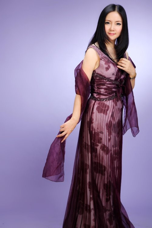 Quý bà thời trang, quý phái với đầm tím. (Ảnh: 2sao) Xem thêm: "Mỹ nữ Trời Ban" - Lâm Thanh Hà như mây, như khói, lại như sương.