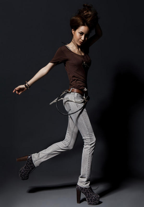 Những cô nàng quá gày thì sao? Cách tốt nhất để diện jeans đẹp đó là mặc màu sáng, đặc biệt là màu lông chuột. Màu sắc này sẽ giúp đôi chân bạn trong tròn trịa hơn. (Ảnh:IN) Xem thêm: Khoe chân dài với quần jeans đẹp. Những cô nàng quá gày thì sao? Cách tốt nhất để diện jeans đẹp đó là mặc màu sáng, đặc biệt là màu lông chuột. Màu sắc này sẽ giúp đôi chân bạn trong tròn trịa hơn. (Ảnh:IN) Xem thêm: Khoe chân dài với quần jeans đẹp.