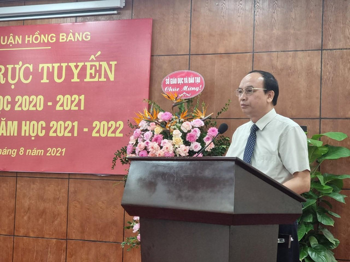 Phó Giám đốc Sở Giáo dục và Đào tạo Hải Phòng đánh giá cao nỗ lực của ngành giáo dục quận Hồng Bàng (Ảnh: Phương Linh)